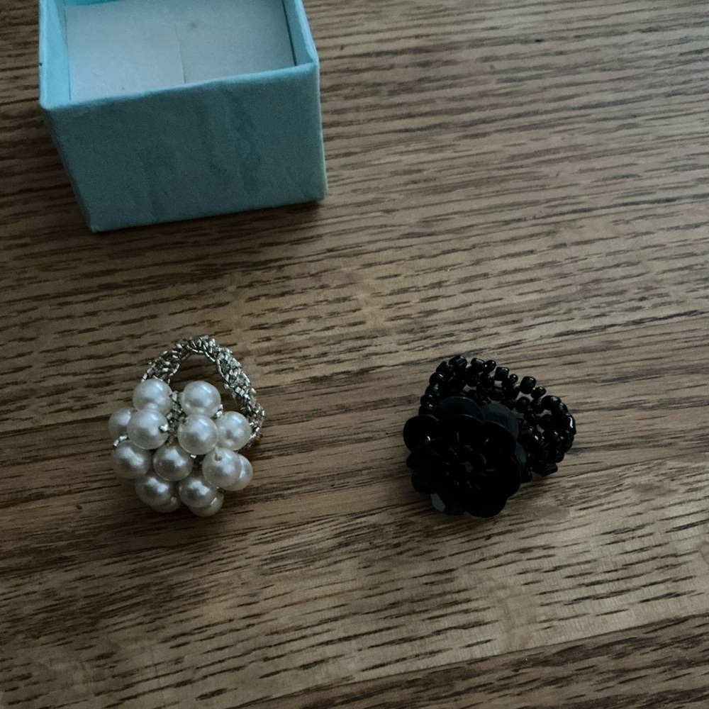 Fun Faux Pearl and Black Sequin Flower stretch Rings Set